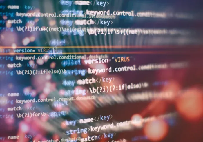Când ai nevoie de software custom și când este suficientă o soluție gata făcută